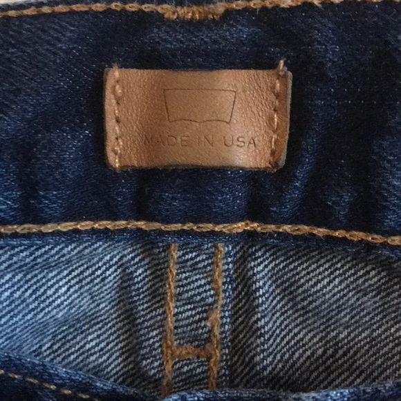 DARK WASH LEVI JEANS ( SIZE 26 ) - Picture 4 of 6